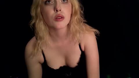 Snapshot of rosy_petal chatting on October 2025 11:07:02 AM rosy_petal online show from October 2025 11:07:02 AM