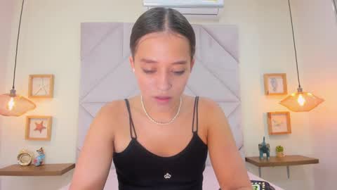 Roxana   online show from October 2025 07:01:02 PM