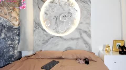 roxanaborns online show from October 2025 01:02:02 PM