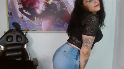 Snapshot of roxanne_vale chatting on October 2025 08:02:02 PM Roxanne online show from October 2025 08:02:02 PM