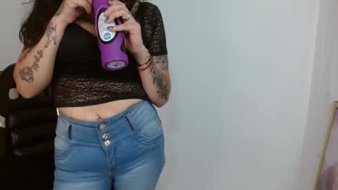 Snapshot of roxanne_vale chatting on October 2025 08:22:02 PM Roxanne online show from October 2025 08:22:02 PM