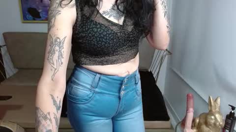 Snapshot of roxanne_vale chatting on November 2025 01:36:01 PM Roxanne online show from November 2025 01:36:01 PM