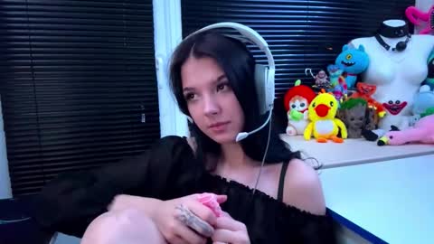 Snapshot of roxiepiurkowski chatting on October 2025 01:14:01 PM Hana online show from October 2025 01:14:01 PM