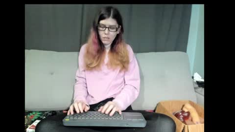 roxihazeleyes online show from January 2025 05:08:01 PM