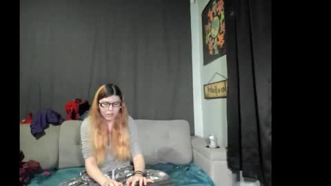 Snapshot of roxihazeleyes chatting on November 2025 06:57:01 AM roxihazeleyes online show from November 2025 06:57:01 AM