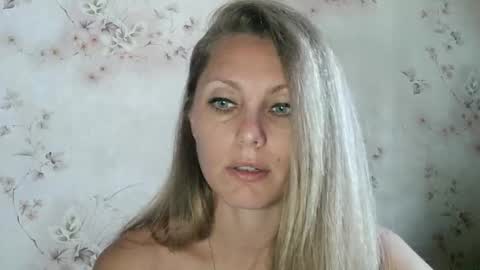 Snapshot of roxyfox18x01 chatting on September 2025 06:39:02 AM roxyfox18x01 online show from September 2025 06:39:02 AM