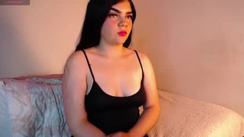 saaraaah_ online show from November 2025 01:11:01 PM