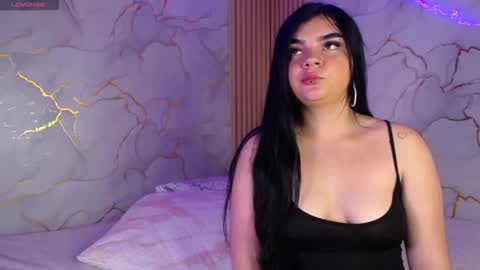 saaraaah_ online show from November 2025 12:38:01 PM