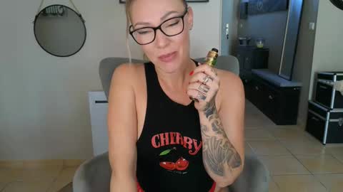 sacha__xx online show from October 2025 12:28:01 PM