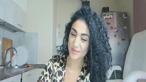 Snapshot of safari_xx chatting on November 2025 11:01:02 AM Queen online show from November 2025 11:01:02 AM