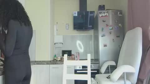 Snapshot of safari_xx chatting on November 2025 11:09:02 AM Queen online show from November 2025 11:09:02 AM