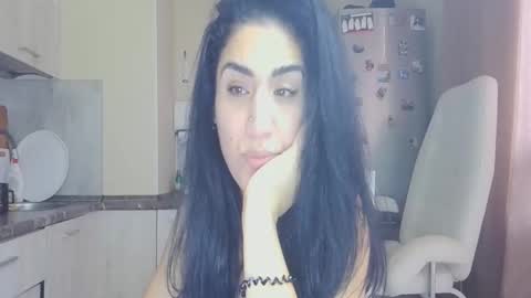 Snapshot of safari_xx chatting on November 2025 08:03:02 AM Queen online show from November 2025 08:03:02 AM