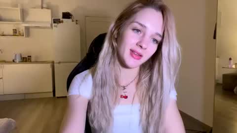 Snapshot of sailormoon666_ chatting on November 2025 08:18:01 PM Sofia online show from November 2025 08:18:01 PM