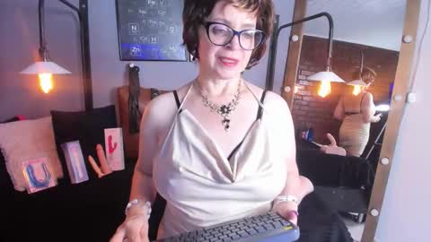 Snapshot of samantha_mature56 chatting on September 2025 10:29:01 AM Sam online show from September 2025 10:29:01 AM