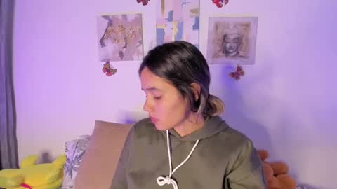 Snapshot of samara_jonnes_ chatting on January 2025 04:13:01 AM Samara is my name a pleasure delighted that you are here leave your thumb up it is important to me online show from January 2025 04:13:01 AM