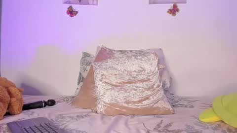 Snapshot of samara_jonnes_ chatting on January 2025 12:01:01 AM Samara is my name a pleasure delighted that you are here leave your thumb up it is important to me online show from January 2025 12:01:01 AM