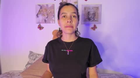 Snapshot of samara_jonnes_ chatting on February 2025 10:20:01 PM Samara is my name a pleasure delighted that you are here leave your thumb up it is important to me online show from February 2025 10:20:01 PM