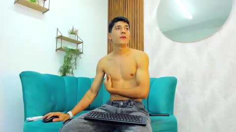 Sandro online show from September 2025 07:47:01 PM