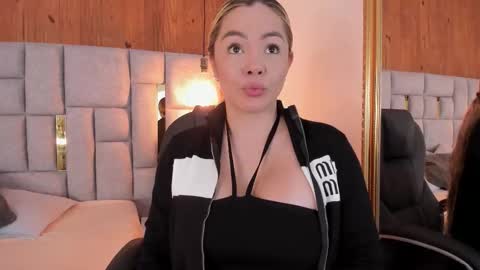 Saori  online show from October 2025 12:06:01 PM