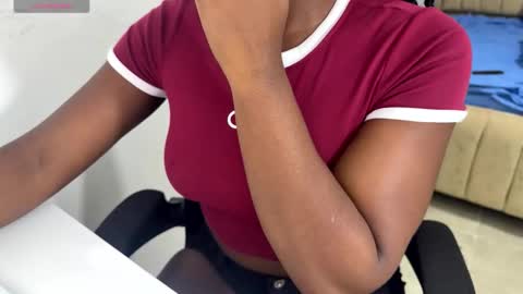 Snapshot of sara_muscle chatting on October 2025 12:14:01 AM Sara online show from October 2025 12:14:01 AM