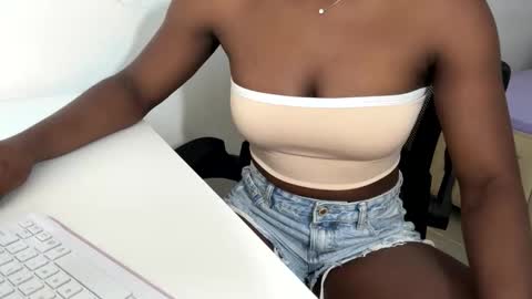 Snapshot of sara_muscle chatting on November 2025 08:53:02 PM Sara online show from November 2025 08:53:02 PM