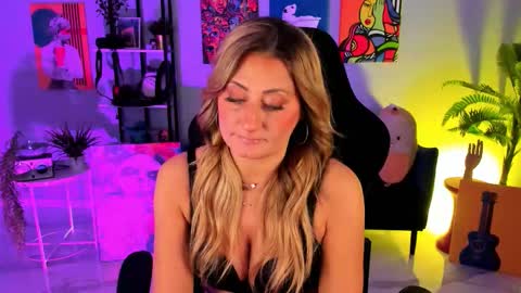 Snapshot of sarahholly chatting on October 2025 01:01:02 PM Divine Sarah NONUDE model online show from October 2025 01:01:02 PM