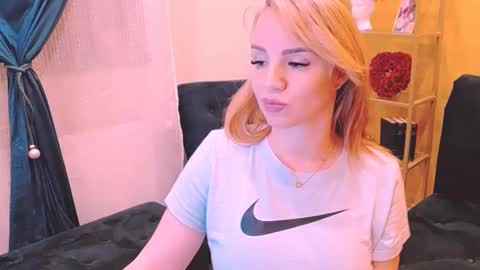 Sarah  Follow me  Thumb UP  online show from March 2025 10:33:02 AM