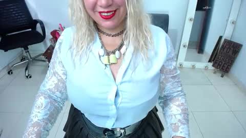 Saraloves online show from October 2025 01:12:02 PM