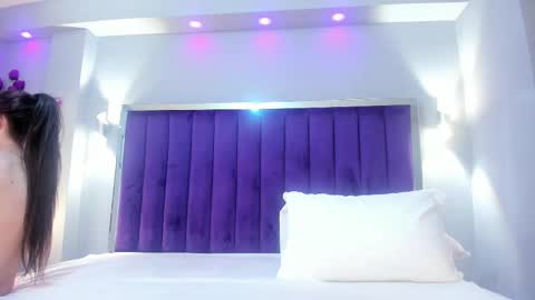 Sara   online show from October 2025 10:43:02 PM