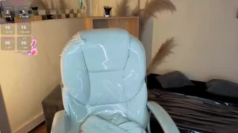 Snapshot of saray_reyes chatting on October 2025 12:15:01 PM Saray Say hi in the chat online show from October 2025 12:15:01 PM