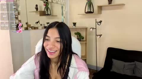 Snapshot of saray_reyes chatting on November 2025 11:43:02 AM Saray Say hi in the chat online show from November 2025 11:43:02 AM