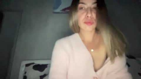 Snapshot of sarrah_rossy chatting on October 2025 08:52:02 PM Sarrah online show from October 2025 08:52:02 PM