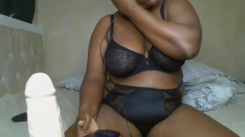 Snapshot of sassie_bee chatting on December 2024 11:18:01 PM sassie_bee online show from December 2024 11:18:01 PM