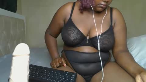 Snapshot of sassie_bee chatting on January 2025 10:56:01 PM sassie_bee online show from January 2025 10:56:01 PM