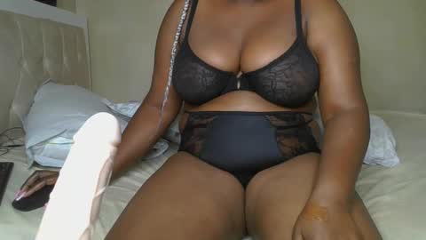 Snapshot of sassie_bee chatting on February 2025 12:30:01 AM sassie_bee online show from February 2025 12:30:01 AM