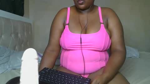 Snapshot of sassie_bee chatting on February 2025 09:46:01 PM sassie_bee online show from February 2025 09:46:01 PM