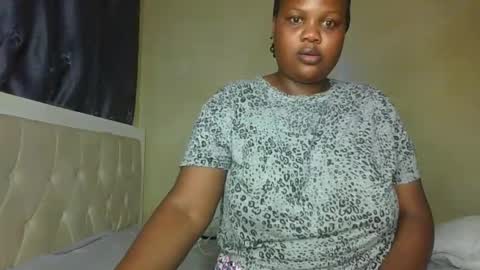 Snapshot of sassie_bee chatting on November 2025 09:09:01 PM sassie_bee online show from November 2025 09:09:01 PM