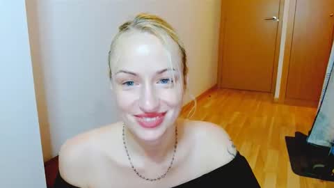 Snapshot of satinqueen90 chatting on October 2025 06:03:01 AM Satinqueen90 online show from October 2025 06:03:01 AM