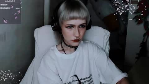 pronoun she. name Mary. age 21. online show from November 2025 05:02:01 PM