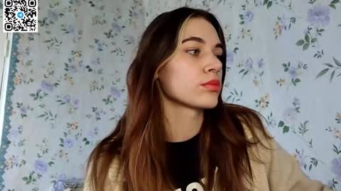 Snapshot of scarlet1flowers chatting on October 2025 08:33:02 AM Kira online show from October 2025 08:33:02 AM