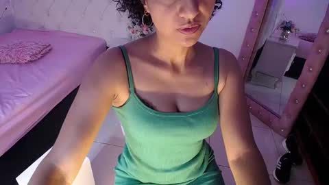 Snapshot of seductress_malia chatting on October 2025 01:45:02 PM seductress_malia online show from October 2025 01:45:02 PM