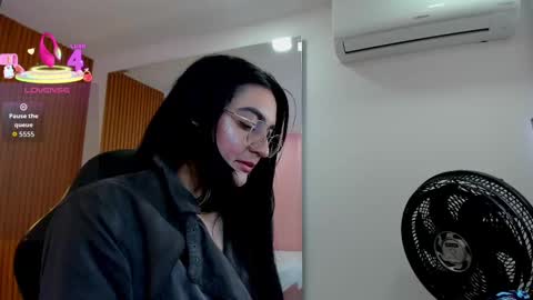 Selena Rous online show from September 2025 01:37:02 PM