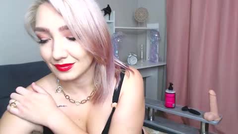 Selena online show from November 2025 03:48:02 PM