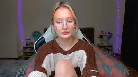 Snapshot of selfharm777 chatting on October 2025 07:22:01 PM Simon and Alice online show from October 2025 07:22:01 PM