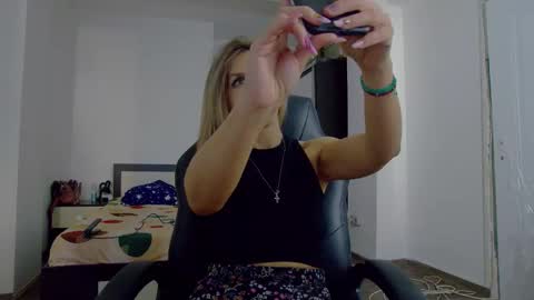 Snapshot of sellena_angel chatting on October 2025 12:28:01 PM sellena_angel online show from October 2025 12:28:01 PM