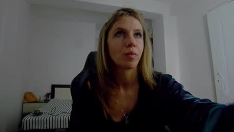 Snapshot of sellena_angel chatting on November 2025 10:03:01 AM sellena_angel online show from November 2025 10:03:01 AM