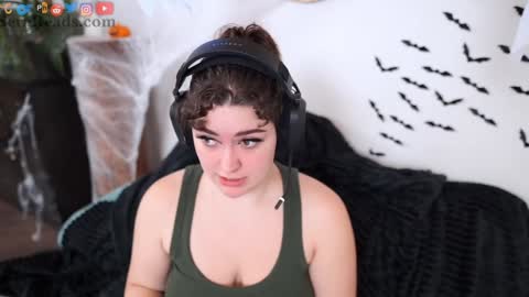 Snapshot of serareads chatting on October 2025 03:03:02 PM SeraReads online show from October 2025 03:03:02 PM