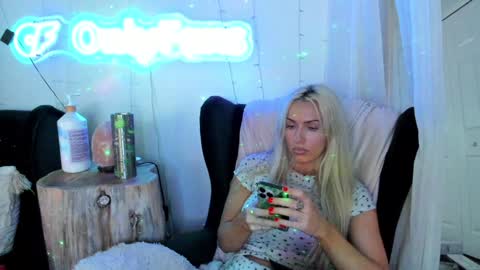 Snapshot of sexyashley_21 chatting on February 2025 02:15:01 AM Ashley Teal online show from February 2025 02:15:01 AM