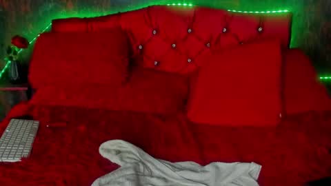laura online show from December 2024 06:41:02 PM