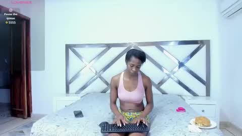 S H A N E L L E   online show from November 2025 01:10:02 PM